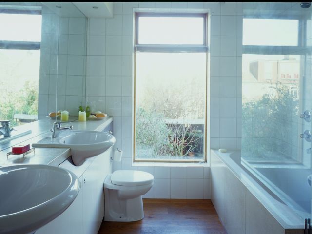 トイレ水漏れトラブルの早めの修理と予防対策